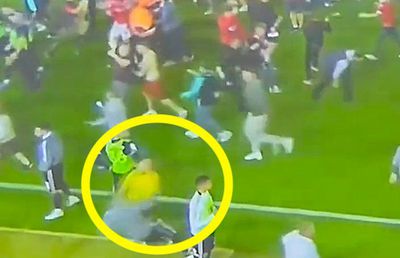 Scene șocante în Anglia. Jucător lovit cu capul de un fan: „Nu voi lăsa un gunoi să strice totul”