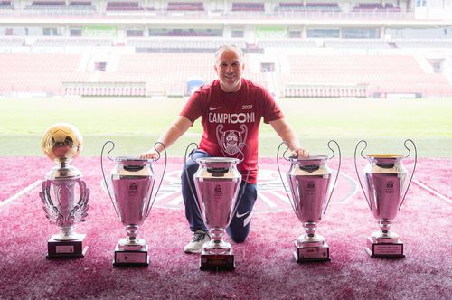 Dan Petrescu și cele 5 trofee de campion cu CFR Cluj // FOTO: Raed Krishan