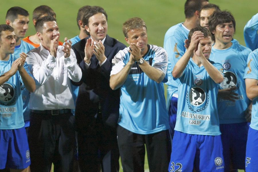MM Stoica alături de Dan Petrescu, când erau la Unirea Urziceni Interviu exclusiv la Cluj cu Dan Petrescu (partea II): „MM, cu mine ai fost campion, fără mine nu mai ești” + Ce a spus când a fost întrebat dacă Marius Șumudică merită medalia de campion