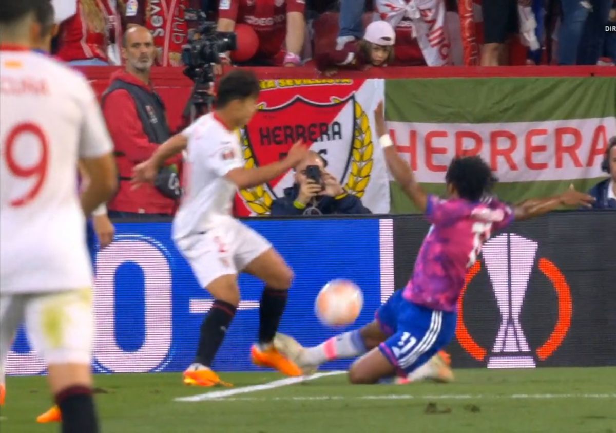 Decizie bizară în Sevilla - Juventus » VAR-ul a ratat un fault evident: „Dacă nu s-a schimbat regulamentul, trebuia penalty”