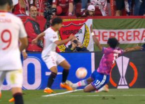 Decizie bizară în Sevilla - Juventus » VAR-ul a ratat un fault evident: „Dacă nu s-a schimbat regulamentul, trebuia penalty”