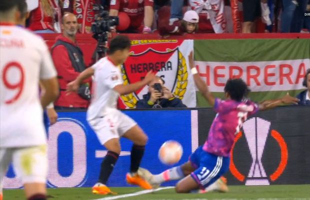 Decizie bizară în Sevilla - Juventus » VAR-ul a ratat un fault evident: „Dacă nu s-a schimbat regulamentul, trebuia penalty”