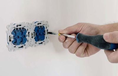 Cum poți să devii foarte ușor un profesionist în reparații electrice?