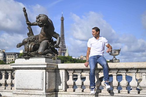 Rafael Nadal cu trofeul de la Roland Garros cucerit anul trecut Foto: Imago