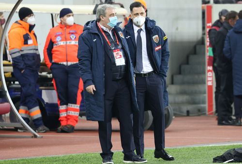 Deranjat de comportamentul lui Mihai Stoichiță (69 de ani), a vrut să plece de pe bancă în timpul meciului.