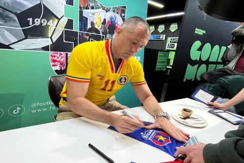 Adrian Ilie semnează un fular cu Steaua
