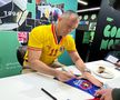 Adrian Ilie semnează un fular cu Steaua