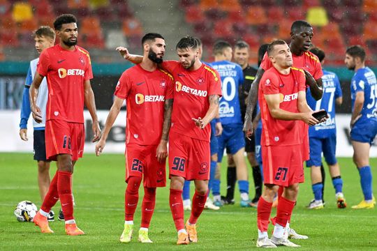 Radu Boboc, al doilea de la stânga la dreapta, în perioada FCSB // foto: Imago Images