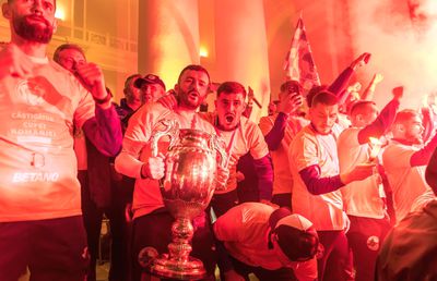 Sărbătoare la Hunedoara! Mii de oameni au ieșit în stradă să vadă campionii