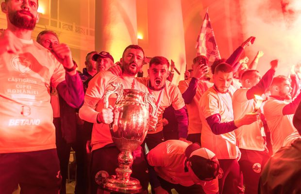 Sărbătoare la Hunedoara! Mii de oameni au ieșit în stradă să vadă campionii