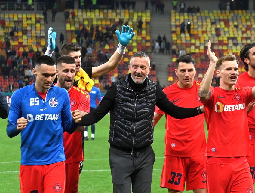 Mihai Stoica alături de jucătorii de la FCSB. FOTO Imago