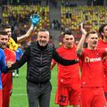 Mihai Stoica alături de jucătorii de la FCSB. FOTO Imago