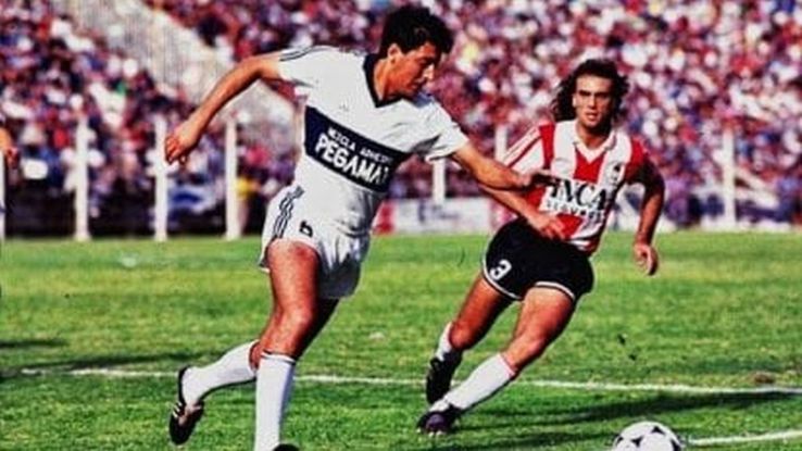 Jose Perdomo, la minge, în meciul din 1992 cu Estudiantes Foto: TyC Sports