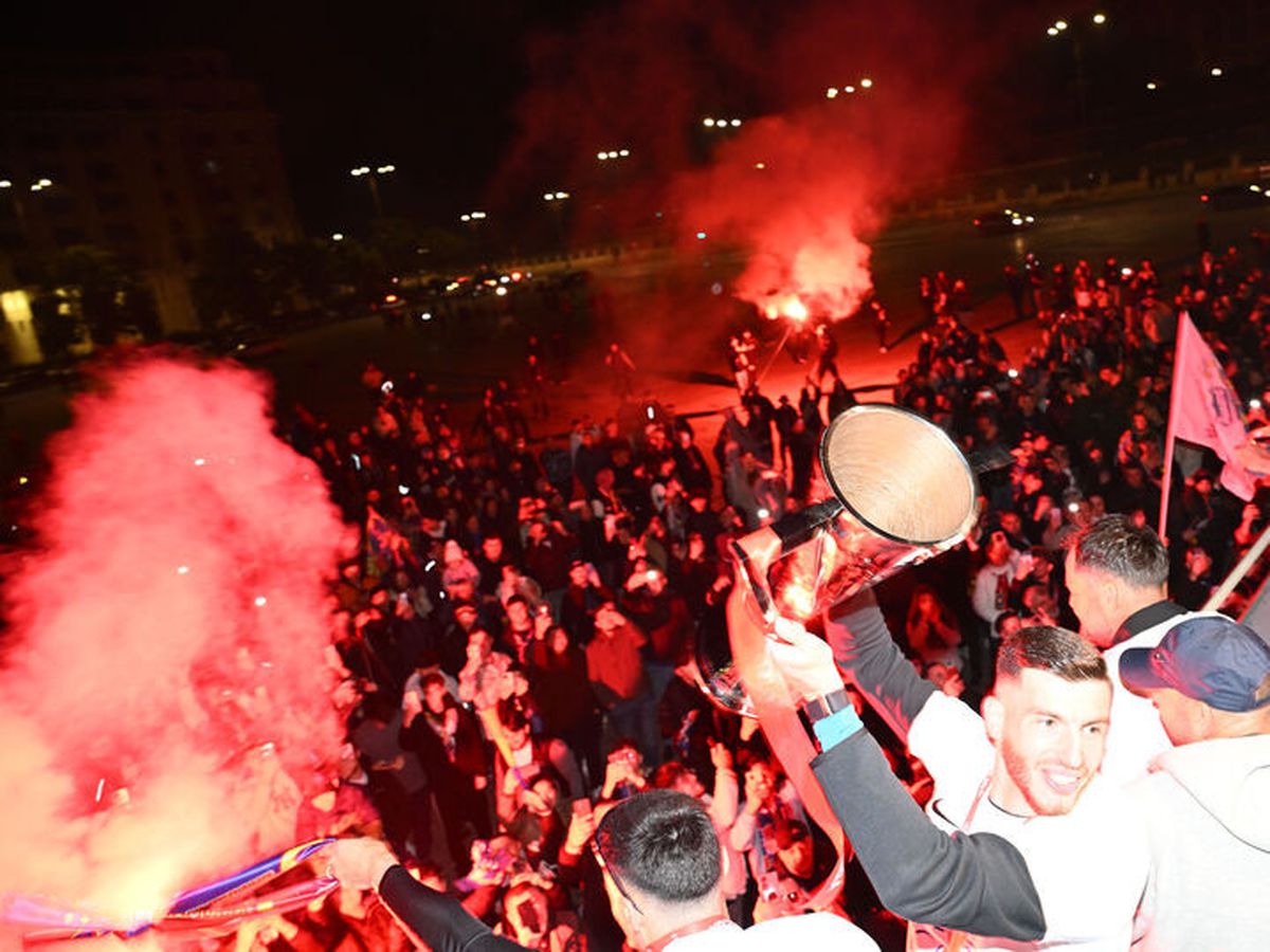 Bucureștiul roș-albastru! Imagini nevăzute de azi-noapte cu jucătorii FCSB în autocarul decapotabil: „Ei sunt cei mai buni!”