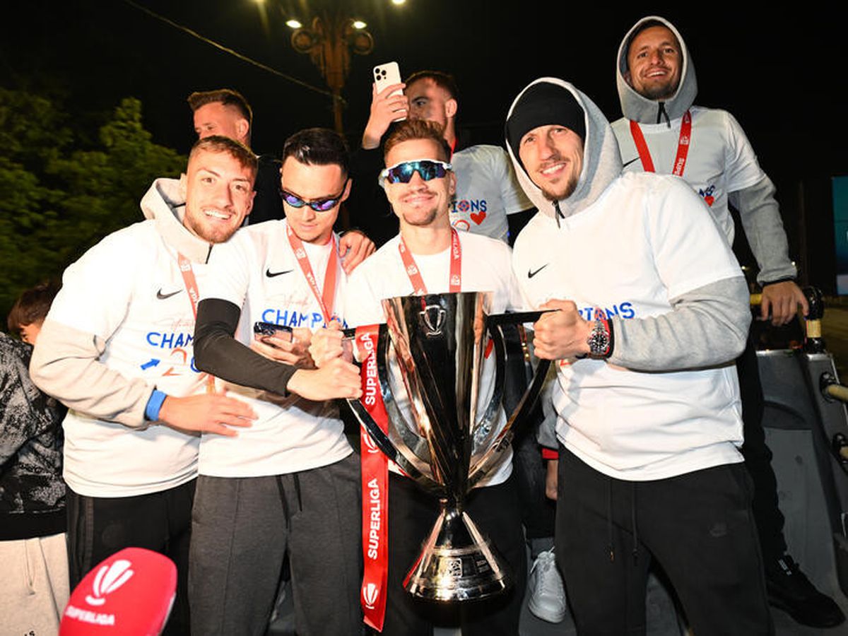 Bucureștiul roș-albastru! Imagini nevăzute de azi-noapte cu jucătorii FCSB în autocarul decapotabil: „Ei sunt cei mai buni!”