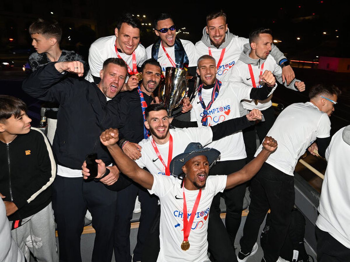 Bucureștiul roș-albastru! Imagini nevăzute de azi-noapte cu jucătorii FCSB în autocarul decapotabil: „Ei sunt cei mai buni!”