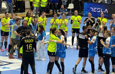 „Thank you, Cristina!” » Neagu și-a încheiat oficial uriașa carieră! Cea mai mare handbalistă a României, omagiată de mii de fani