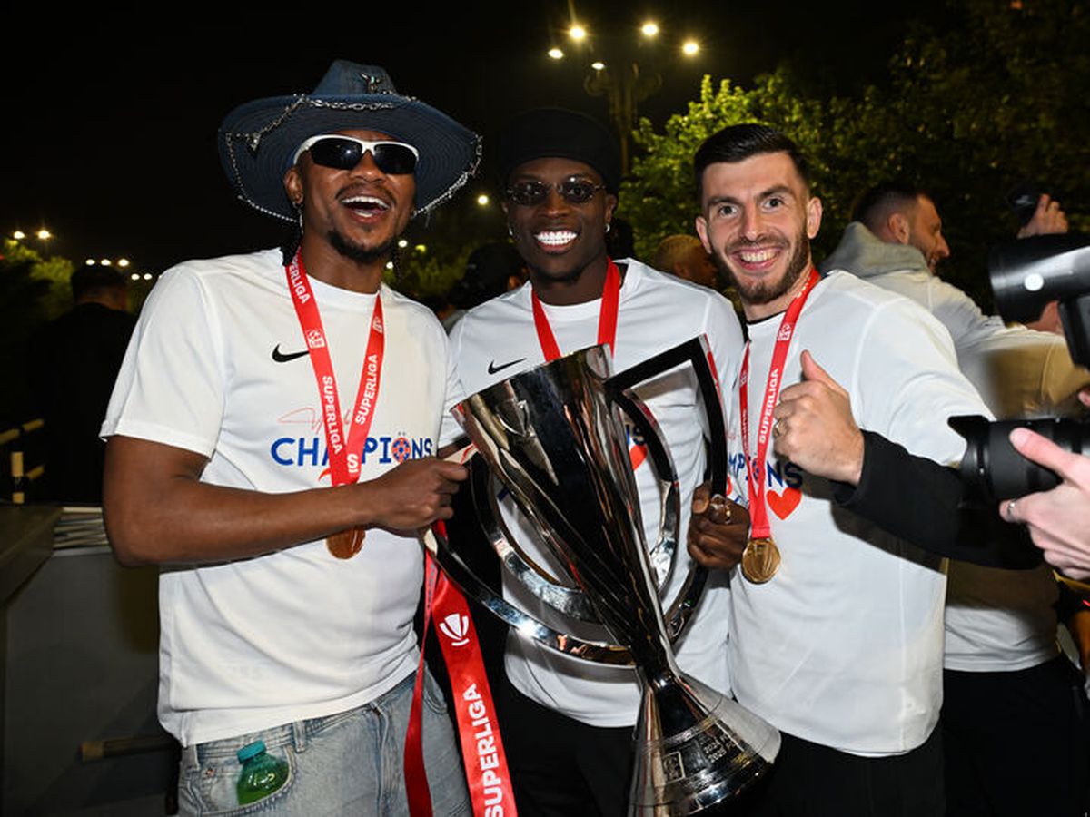 Bucureștiul roș-albastru! Imagini nevăzute de azi-noapte cu jucătorii FCSB în autocarul decapotabil: „Ei sunt cei mai buni!”