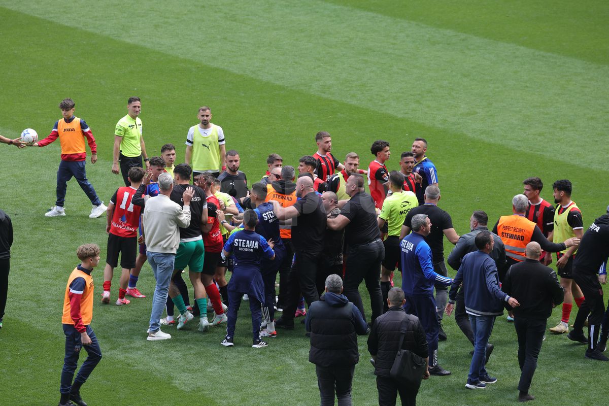 „Pentru noi ați promovat!” » Imagini incredibile în Ghencea: mii de suporteri au dat năvală pe teren, imediat după o bătaie între oficialii Stelei și ai Reșiței