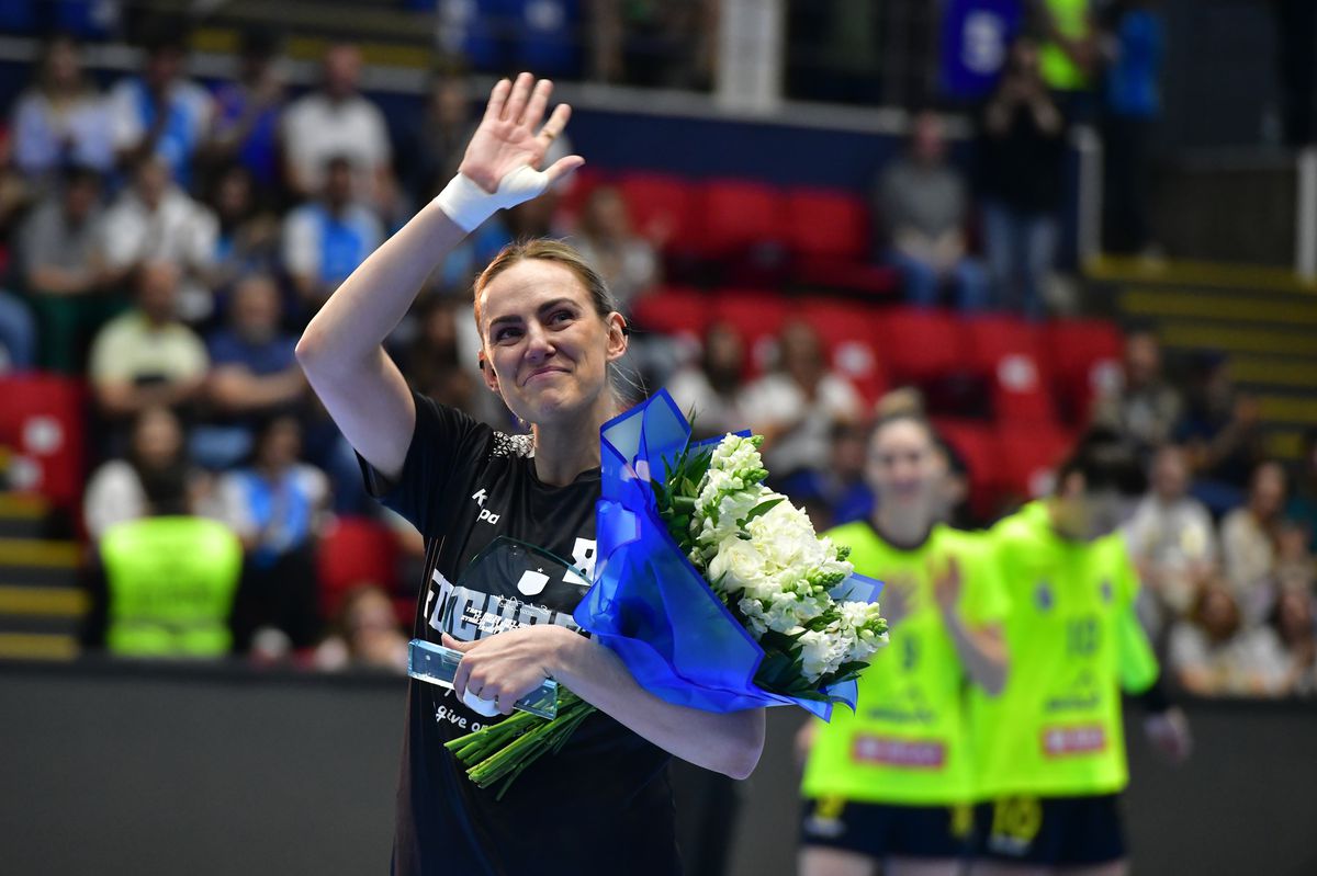 „Thank you, Cristina!” » Neagu și-a încheiat oficial uriașa carieră! Cea mai mare handbalistă a României, omagiată de mii de fani