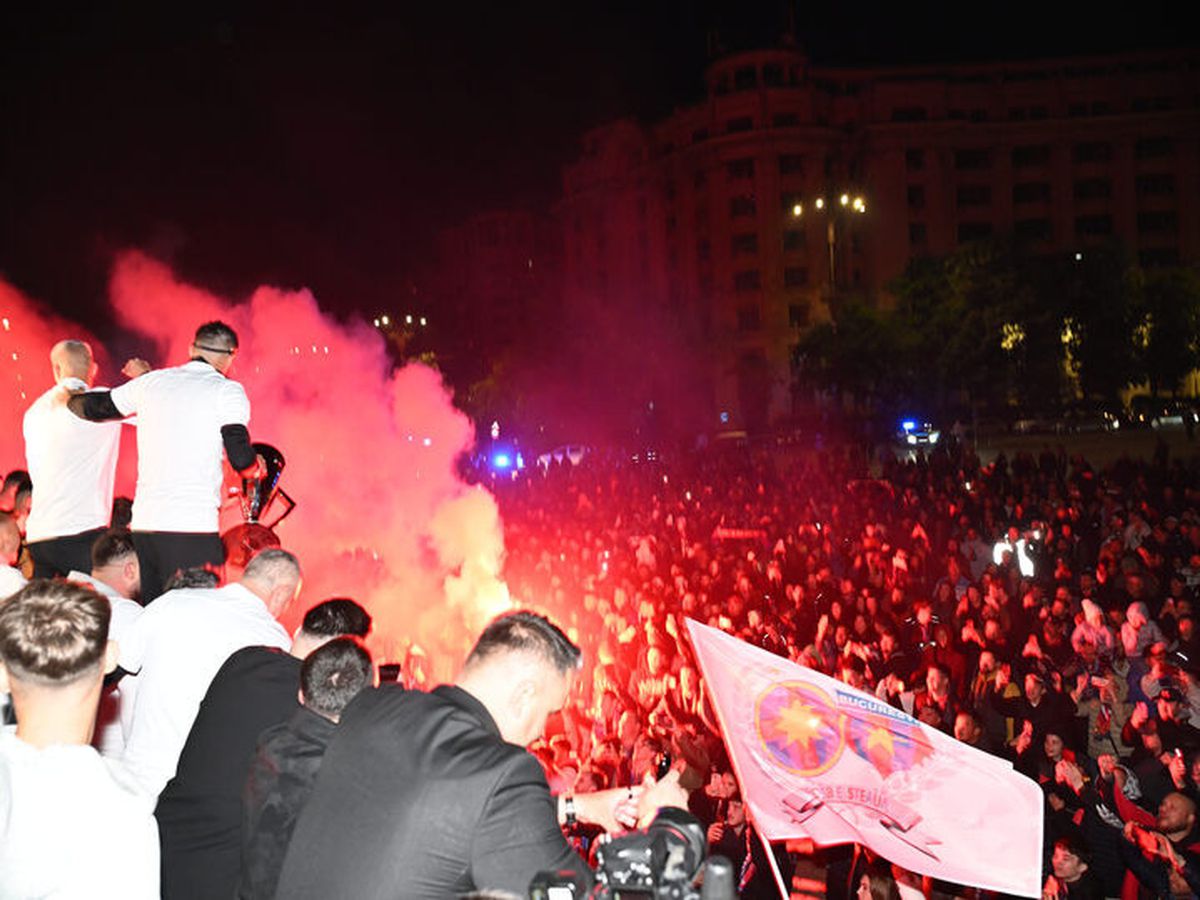 Bucureștiul roș-albastru! Imagini nevăzute de azi-noapte cu jucătorii FCSB în autocarul decapotabil: „Ei sunt cei mai buni!”