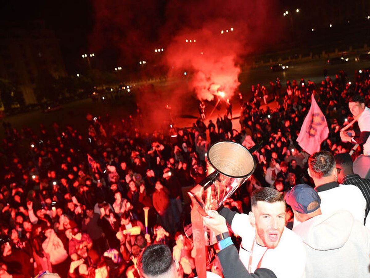 Bucureștiul roș-albastru! Imagini nevăzute de azi-noapte cu jucătorii FCSB în autocarul decapotabil: „Ei sunt cei mai buni!”