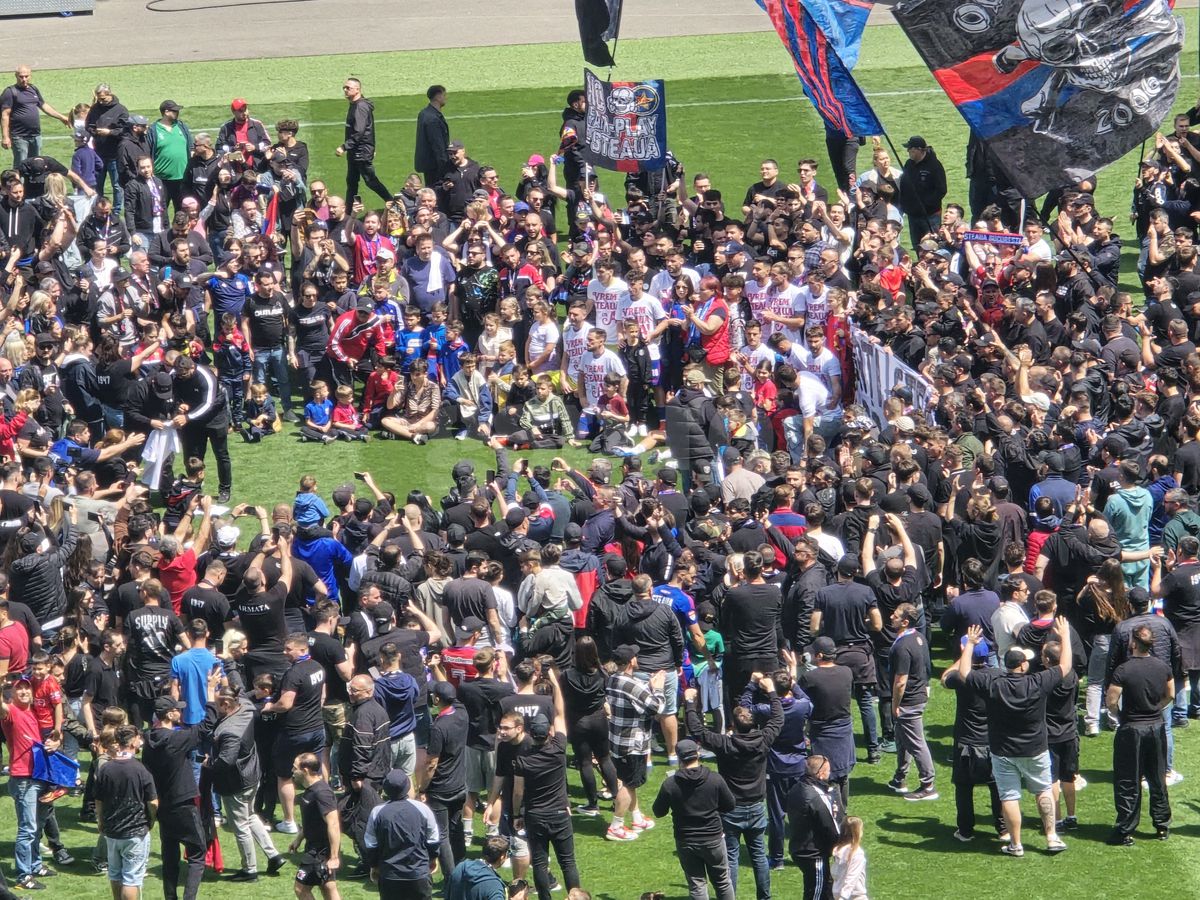 „Pentru noi ați promovat!” » Imagini incredibile în Ghencea: mii de suporteri au dat năvală pe teren, imediat după o bătaie între oficialii Stelei și ai Reșiței