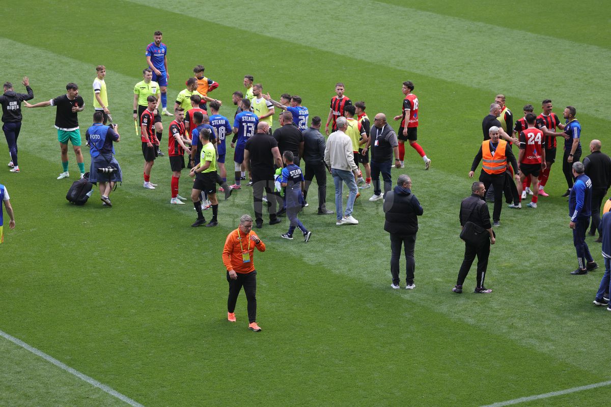 „Pentru noi ați promovat!” » Imagini incredibile în Ghencea: mii de suporteri au dat năvală pe teren, imediat după o bătaie între oficialii Stelei și ai Reșiței