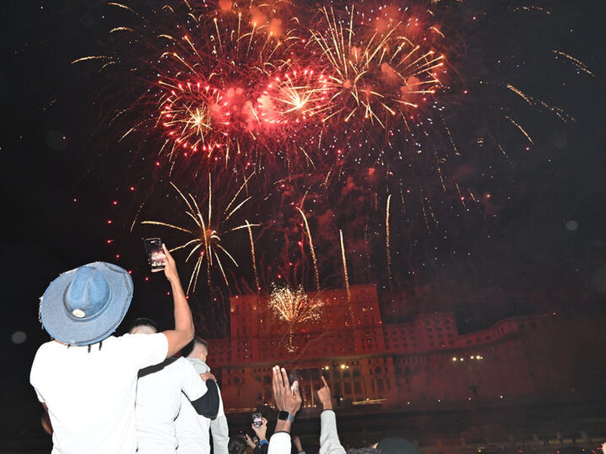 Bucureștiul roș-albastru! Imagini nevăzute de azi-noapte cu jucătorii FCSB în autocarul decapotabil: „Ei sunt cei mai buni!”