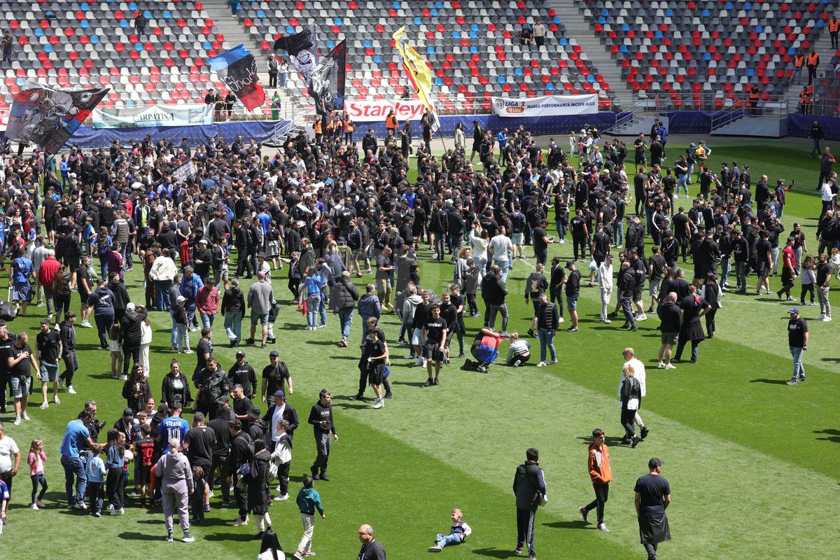 „Pentru noi ați promovat!” » Imagini incredibile în Ghencea: mii de suporteri au dat năvală pe teren, imediat după o bătaie între oficialii Stelei și ai Reșiței