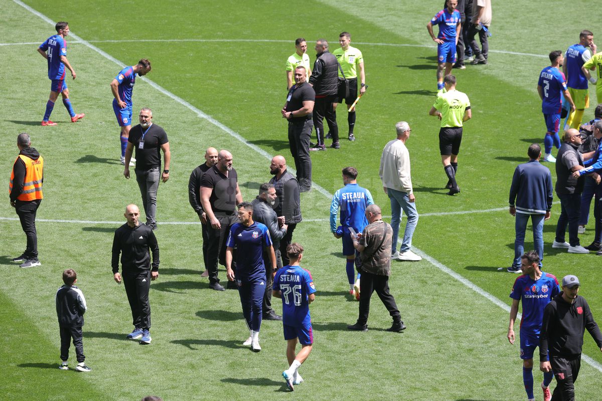 „Pentru noi ați promovat!” » Imagini incredibile în Ghencea: mii de suporteri au dat năvală pe teren, imediat după o bătaie între oficialii Stelei și ai Reșiței