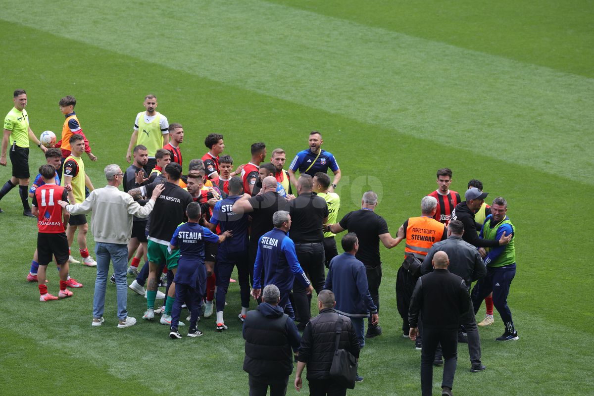 „Pentru noi ați promovat!” » Imagini incredibile în Ghencea: mii de suporteri au dat năvală pe teren, imediat după o bătaie între oficialii Stelei și ai Reșiței