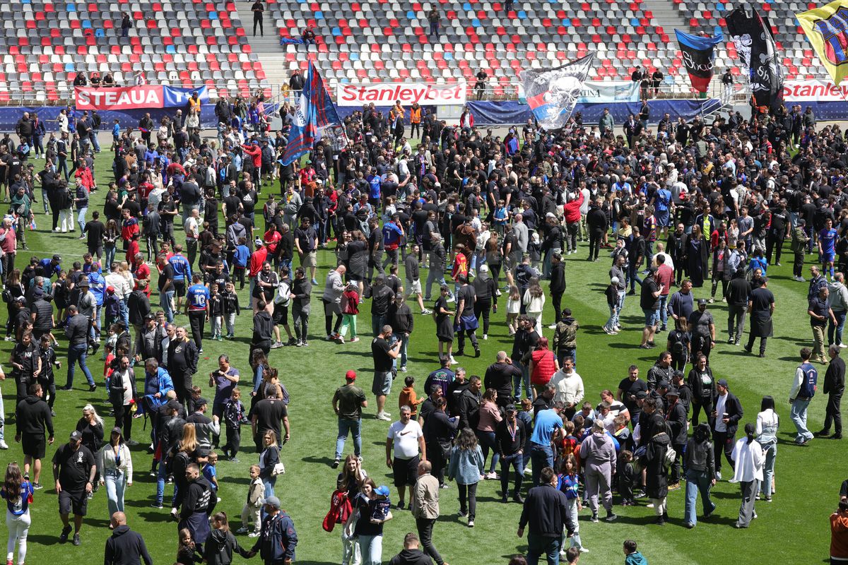 „Pentru noi ați promovat!” » Imagini incredibile în Ghencea: mii de suporteri au dat năvală pe teren, imediat după o bătaie între oficialii Stelei și ai Reșiței