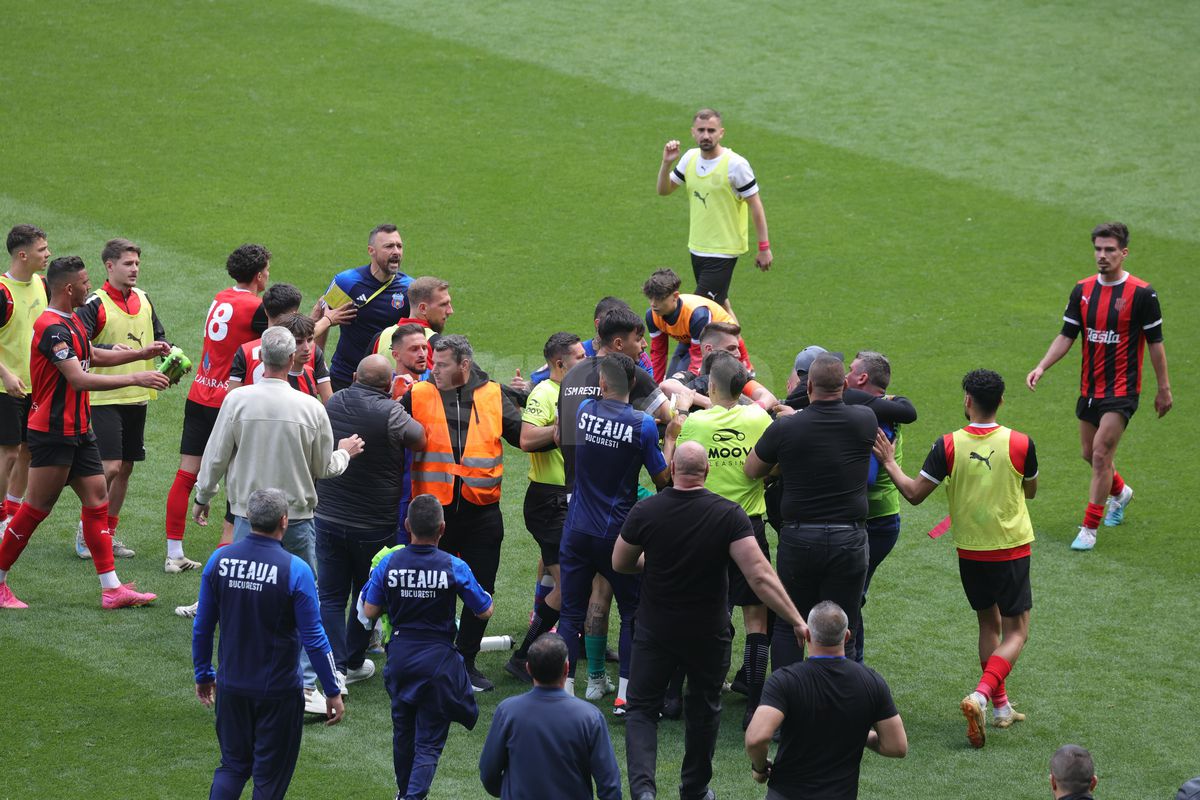 Bătaie Steaua - CSM Reșița! Fanii au sărit în teren după fluierul final