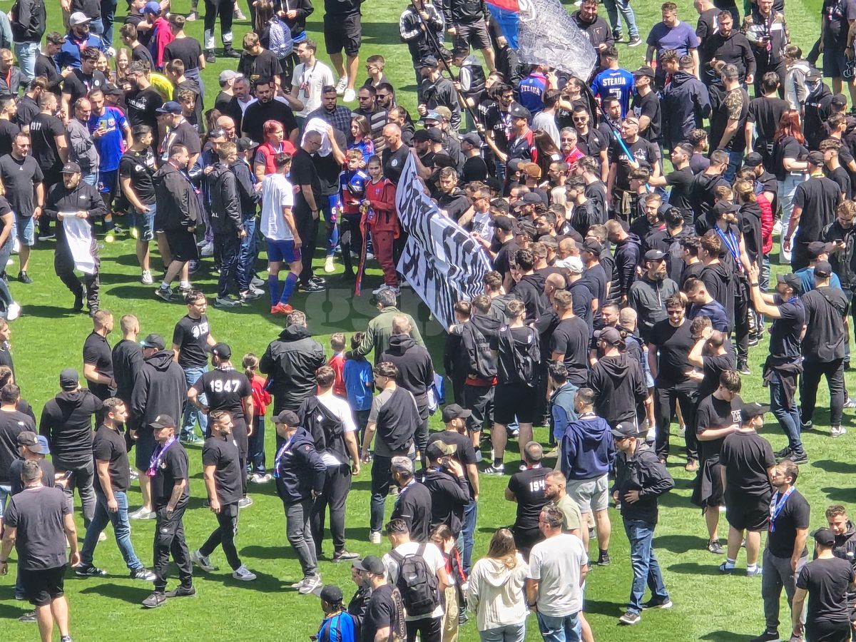 „Pentru noi ați promovat!” » Imagini incredibile în Ghencea: mii de suporteri au dat năvală pe teren, imediat după o bătaie între oficialii Stelei și ai Reșiței