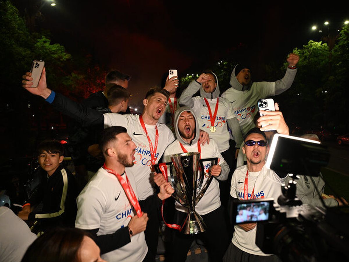 Bucureștiul roș-albastru! Imagini nevăzute de azi-noapte cu jucătorii FCSB în autocarul decapotabil: „Ei sunt cei mai buni!”