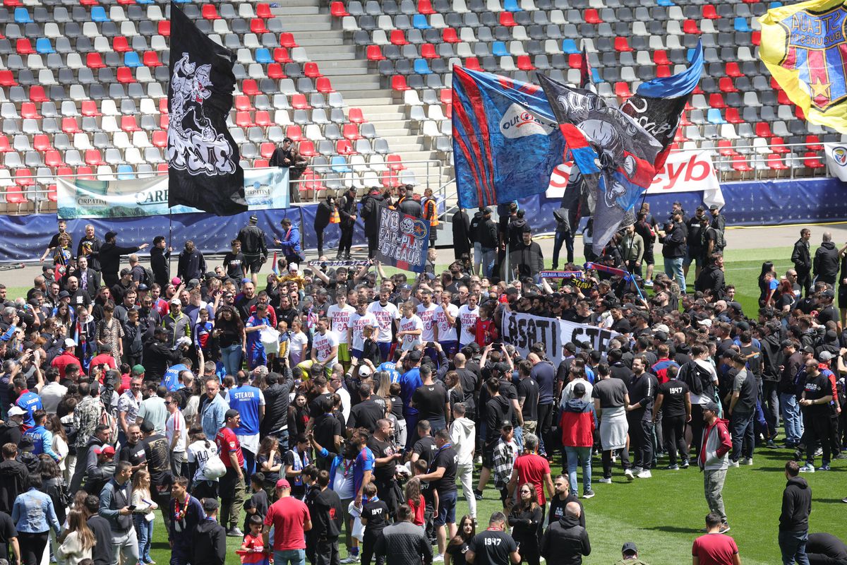 „Pentru noi ați promovat!” » Imagini incredibile în Ghencea: mii de suporteri au dat năvală pe teren, imediat după o bătaie între oficialii Stelei și ai Reșiței