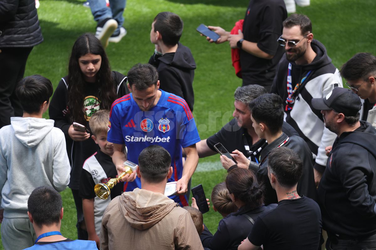 „Pentru noi ați promovat!” » Imagini incredibile în Ghencea: mii de suporteri au dat năvală pe teren, imediat după o bătaie între oficialii Stelei și ai Reșiței