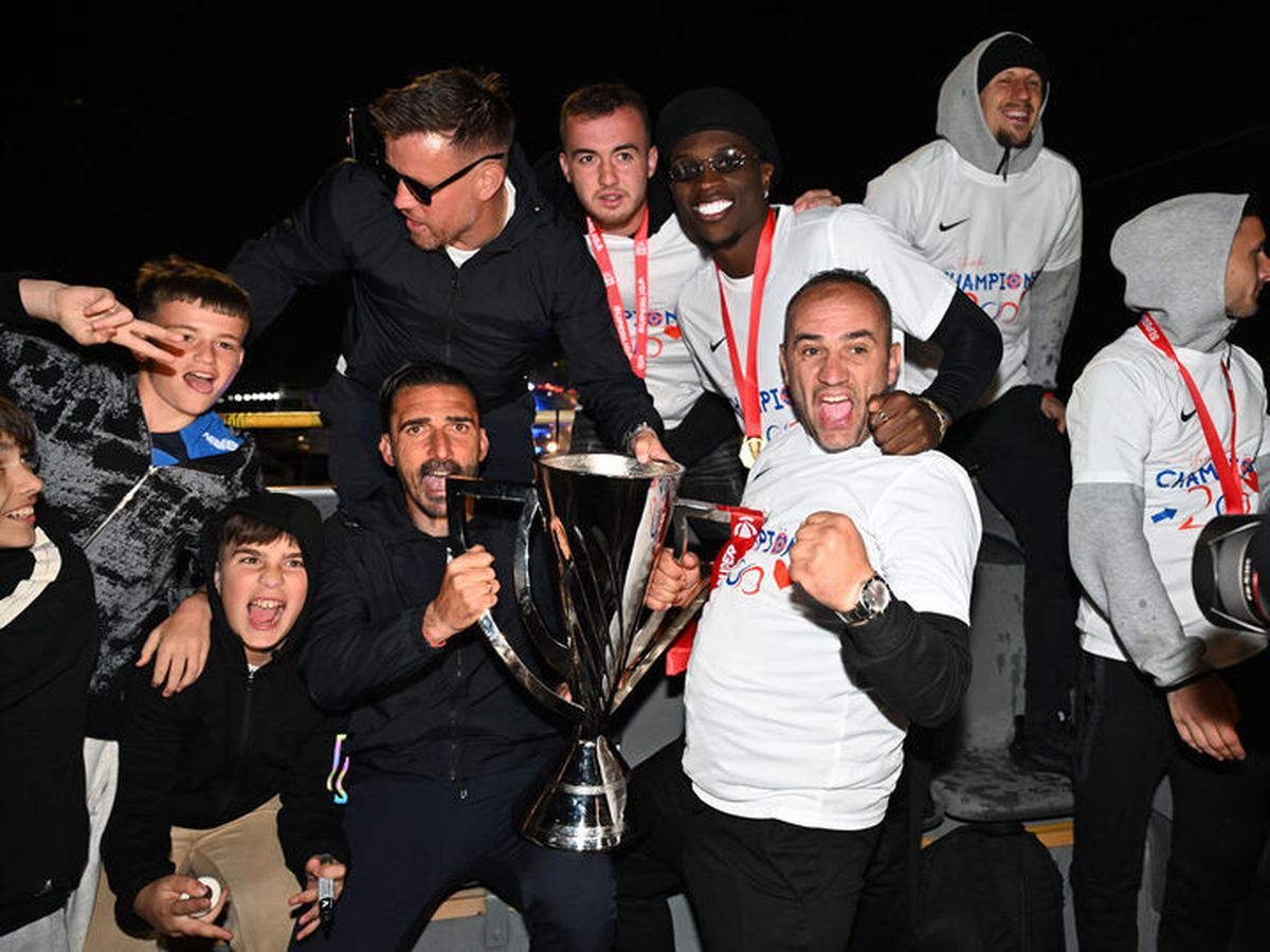 Bucureștiul roș-albastru! Imagini nevăzute de azi-noapte cu jucătorii FCSB în autocarul decapotabil: „Ei sunt cei mai buni!”