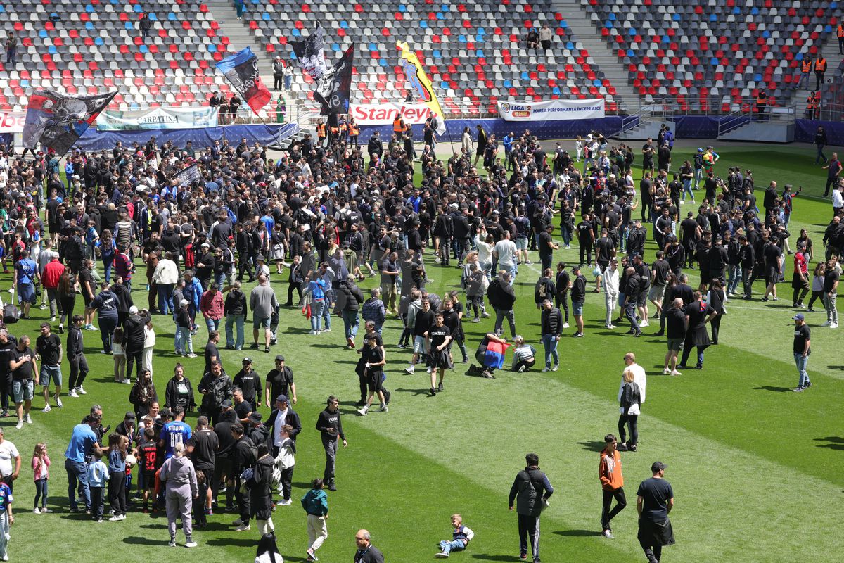 „Pentru noi ați promovat!” » Imagini incredibile în Ghencea: mii de suporteri au dat năvală pe teren, imediat după o bătaie între oficialii Stelei și ai Reșiței