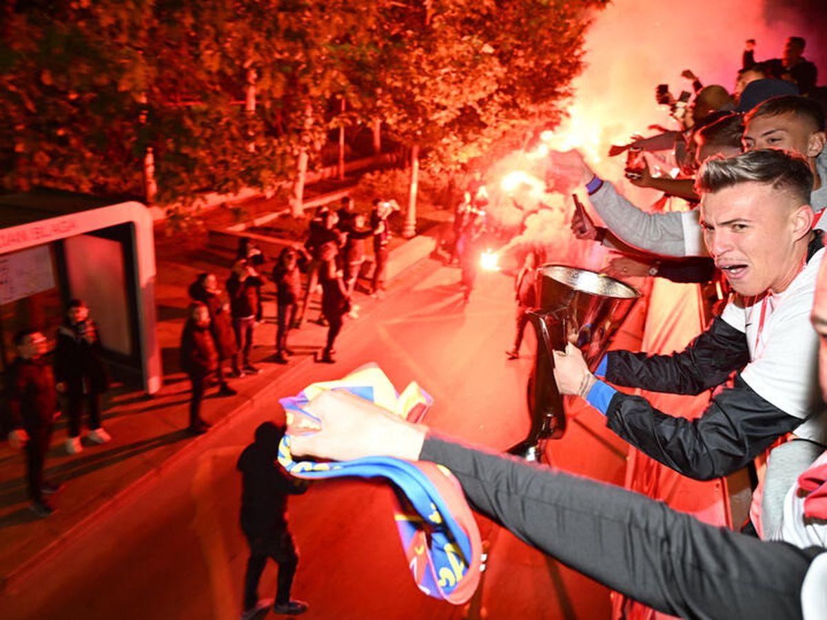 Bucureștiul roș-albastru! Imagini nevăzute de azi-noapte cu jucătorii FCSB în autocarul decapotabil: „Ei sunt cei mai buni!”