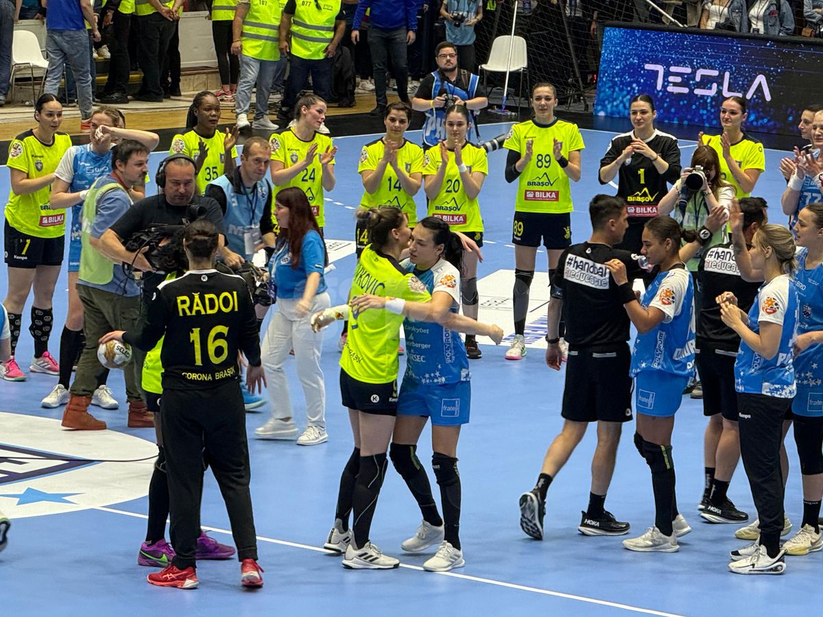 Imagini EPICE de la ultimul meci al Cristinei Neagu » Adversarele au purtat-o pe brațe și a plâns ca un copil în momentul retragerii tricoului: cântecul care a emoționat-o