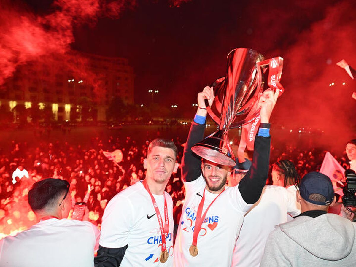 Bucureștiul roș-albastru! Imagini nevăzute de azi-noapte cu jucătorii FCSB în autocarul decapotabil: „Ei sunt cei mai buni!”