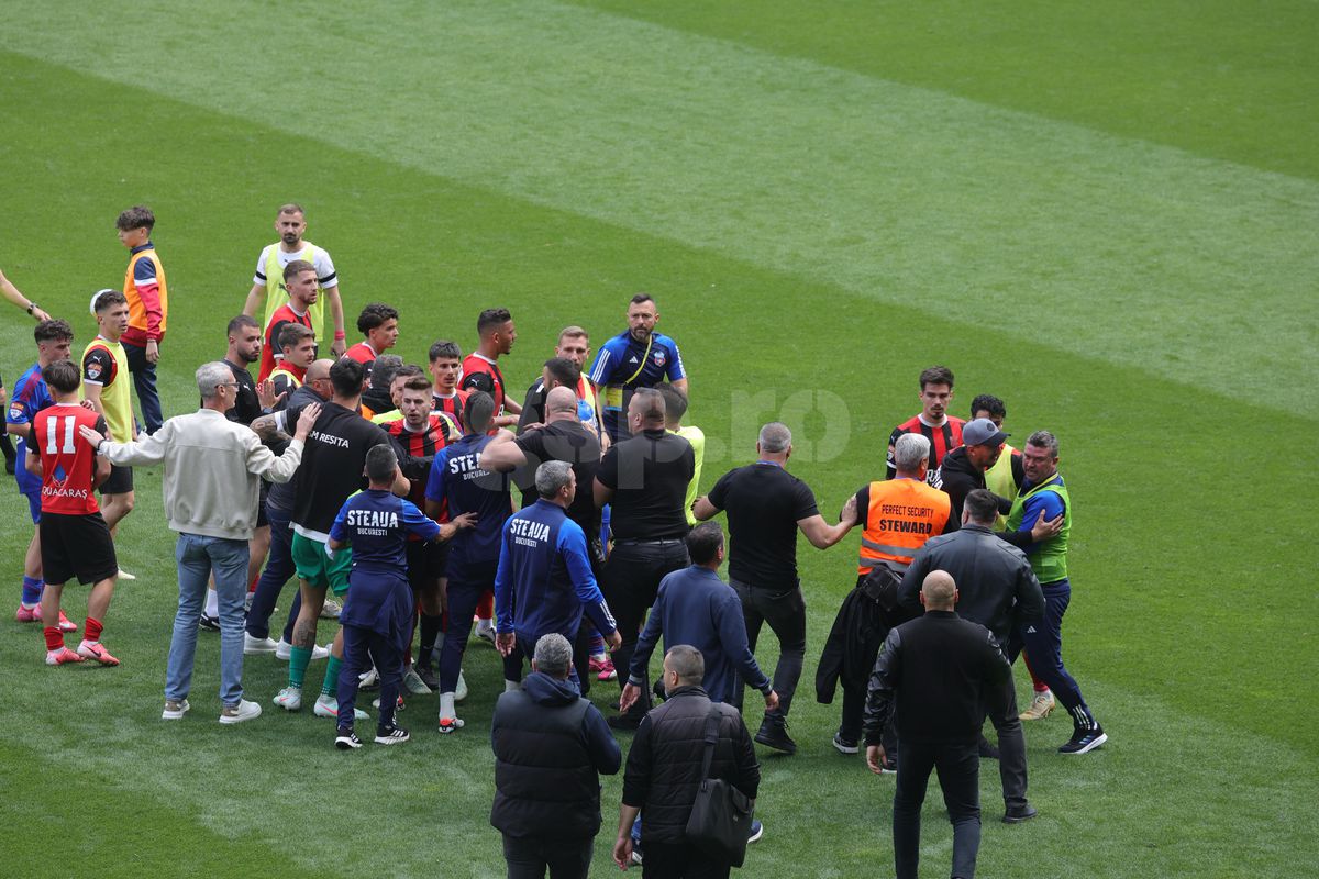 Bătaie Steaua - CSM Reșița! Fanii au sărit în teren după fluierul final
