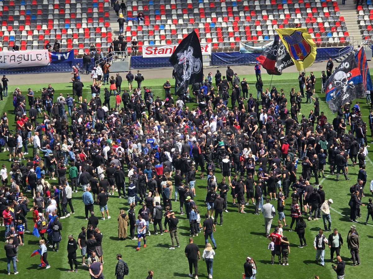 „Pentru noi ați promovat!” » Imagini incredibile în Ghencea: mii de suporteri au dat năvală pe teren, imediat după o bătaie între oficialii Stelei și ai Reșiței