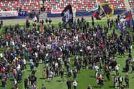 „Pentru noi ați promovat!” » Imagini incredibile în Ghencea: mii de suporteri au dat năvală pe teren, imediat după o bătaie între oficialii Stelei și ai Reșiței