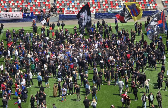 „Pentru noi ați promovat!” » Imagini incredibile în Ghencea: mii de suporteri au dat năvală pe teren, imediat după o bătaie între oficialii Stelei și ai Reșiței