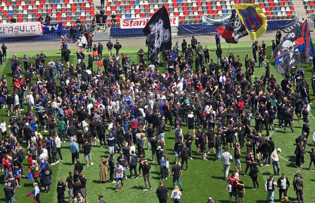 „Pentru noi ați promovat!” » Imagini incredibile în Ghencea: mii de suporteri au dat năvală pe teren, imediat după o bătaie între oficialii Stelei și ai Reșiței