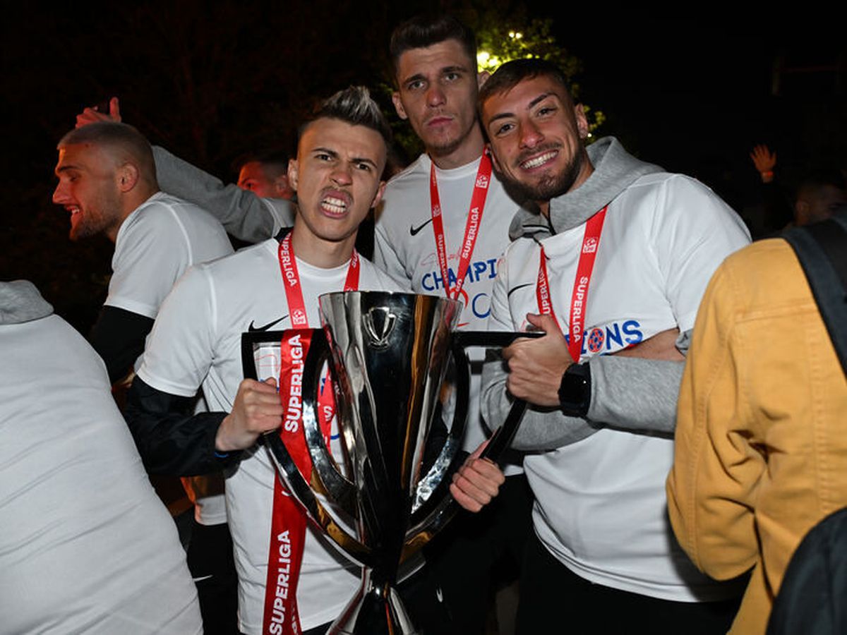 Bucureștiul roș-albastru! Imagini nevăzute de azi-noapte cu jucătorii FCSB în autocarul decapotabil: „Ei sunt cei mai buni!”