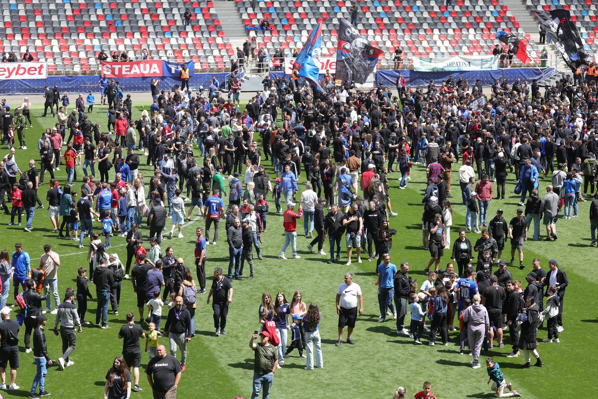 „Pentru noi ați promovat!” » Imagini incredibile în Ghencea: mii de suporteri au dat năvală pe teren, imediat după o bătaie între oficialii Stelei și ai Reșiței